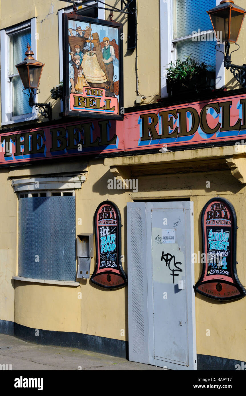 Intavolato chiuso pub della città per la vendita in Bristol Inghilterra Foto Stock