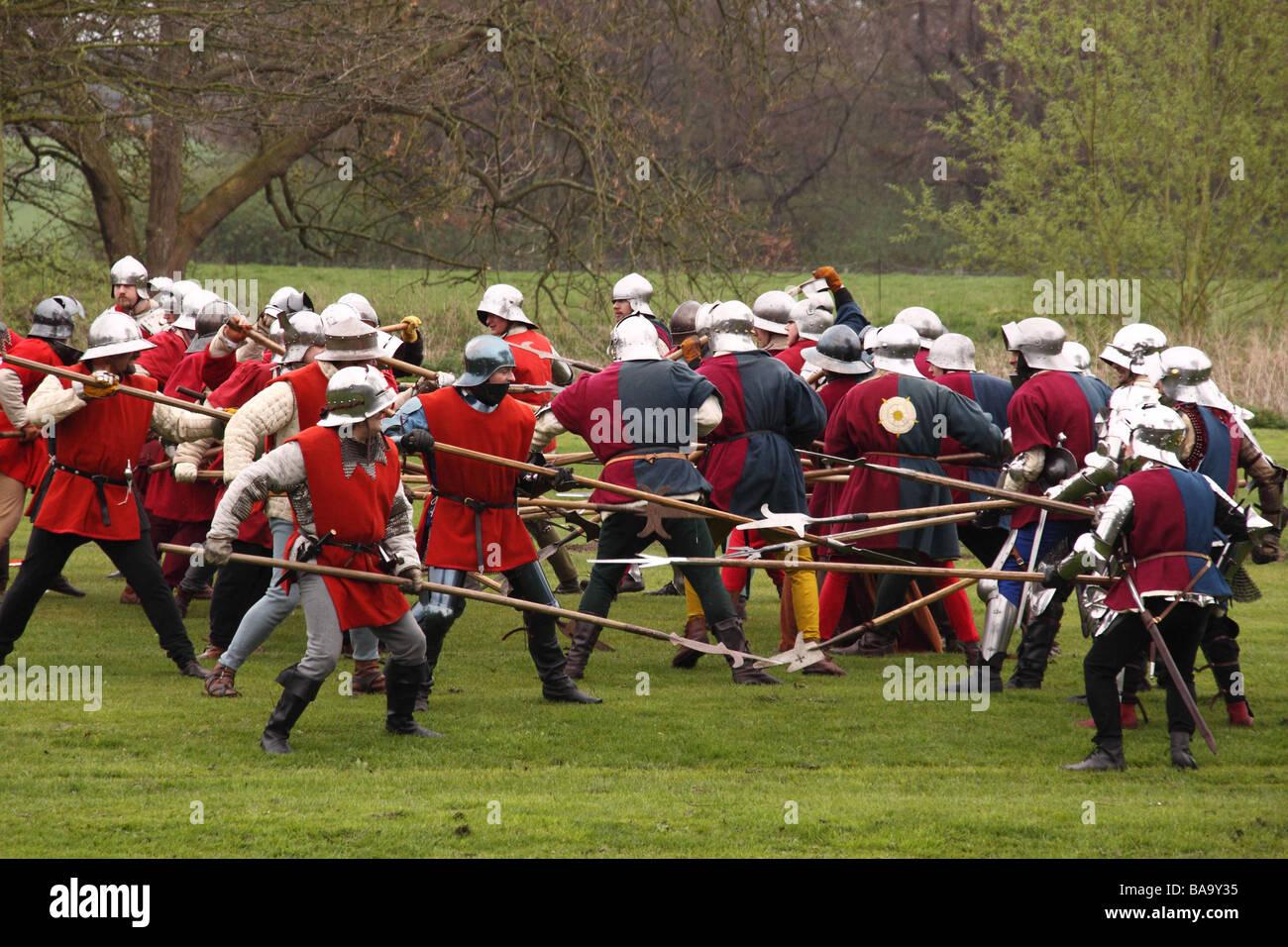 Rievocazione dell'assedio del castello di Warwick nel XV secolo con una battaglia tra la yorkists e lancastrians Foto Stock