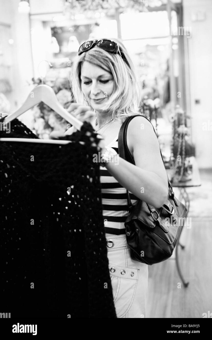 Una donna scandinavo shopping, Mallorca. Foto Stock