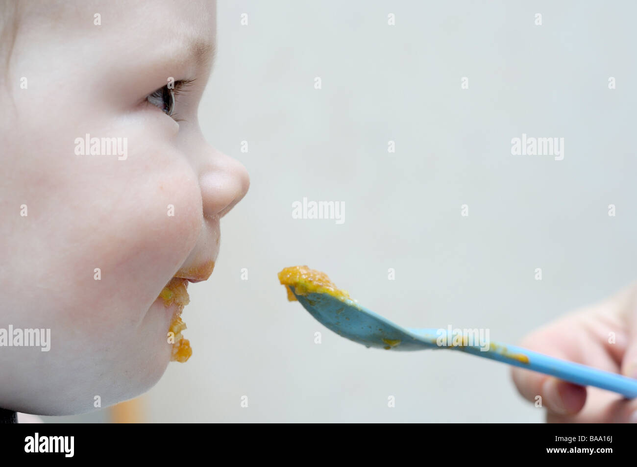 Alimentazione di un bambino in Svezia Foto Stock