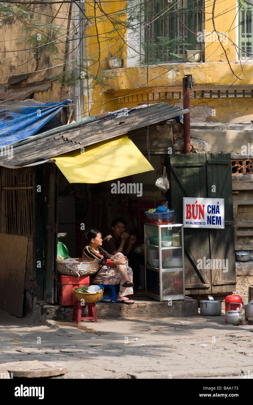 Semplice strada ristorante Hanoi in Vietnam Foto Stock