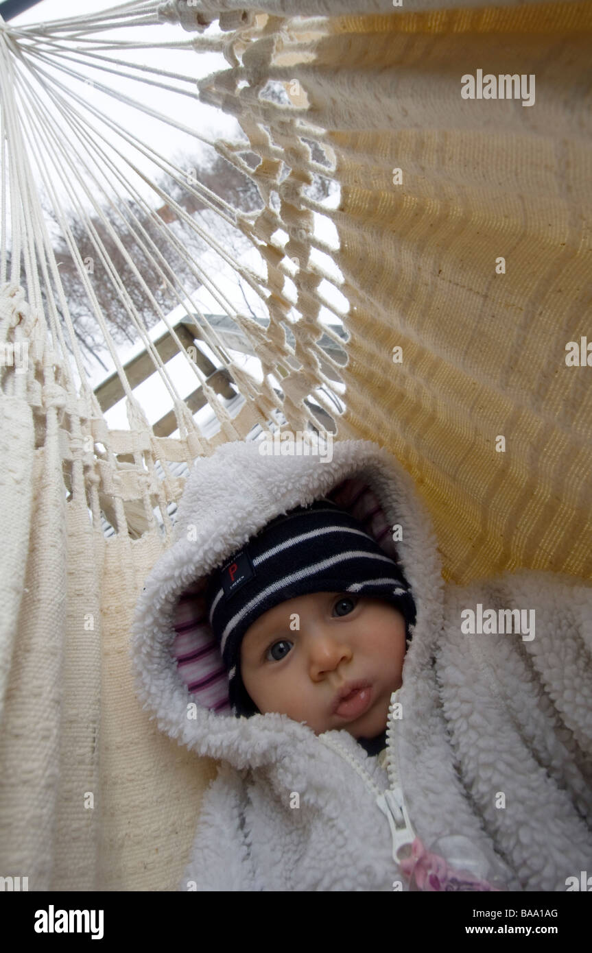 Un bambino in un amaca una giornata invernale Svezia Foto Stock