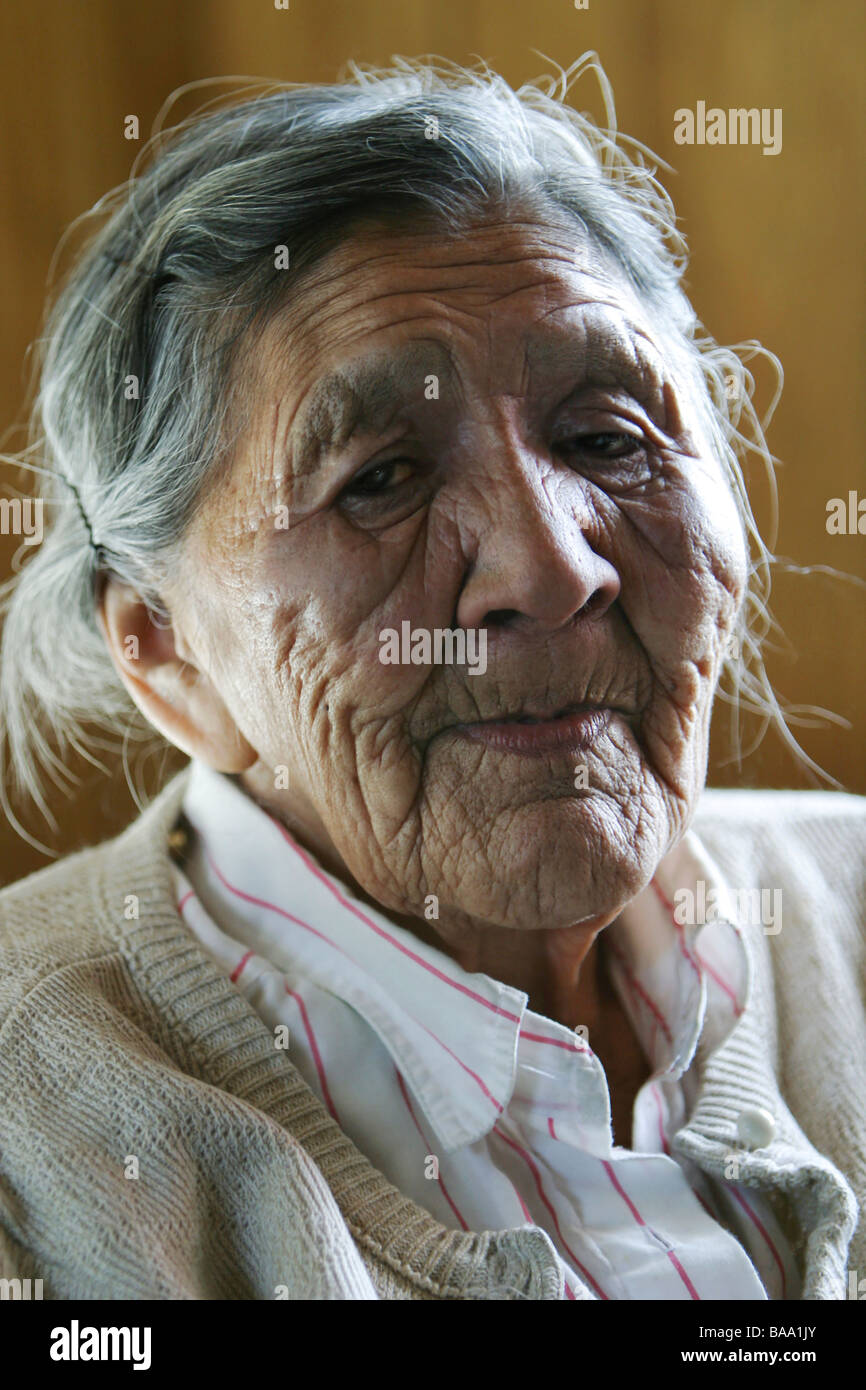 Una delle prime nazioni anziano femmina nella sua casa nella comunità di Old Crow, Yukon Territory, Canada. Foto Stock