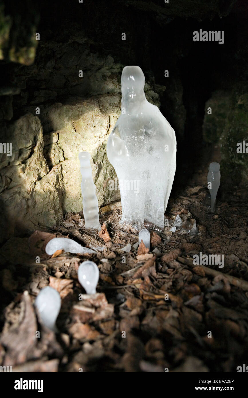 Incredibile arte di ghiaccioli naturali trovati nella grotta di Bruna all amata fiume quartiere Cesu Lettonia Foto Stock