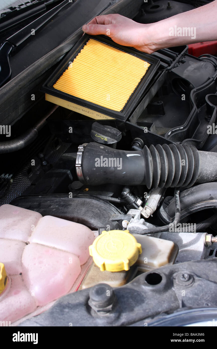 Cambio meccanico di un filtro aria durante un servizio di auto Foto Stock