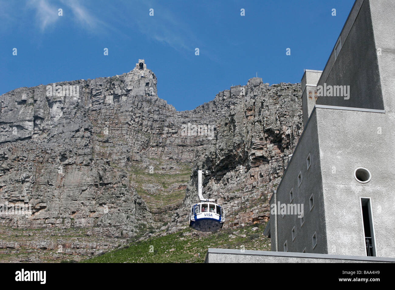 Una macchina di cavo trasporta persone su e giù per la Montagna della Tavola a Cape Town, Western Capem Sud Africa Foto Stock