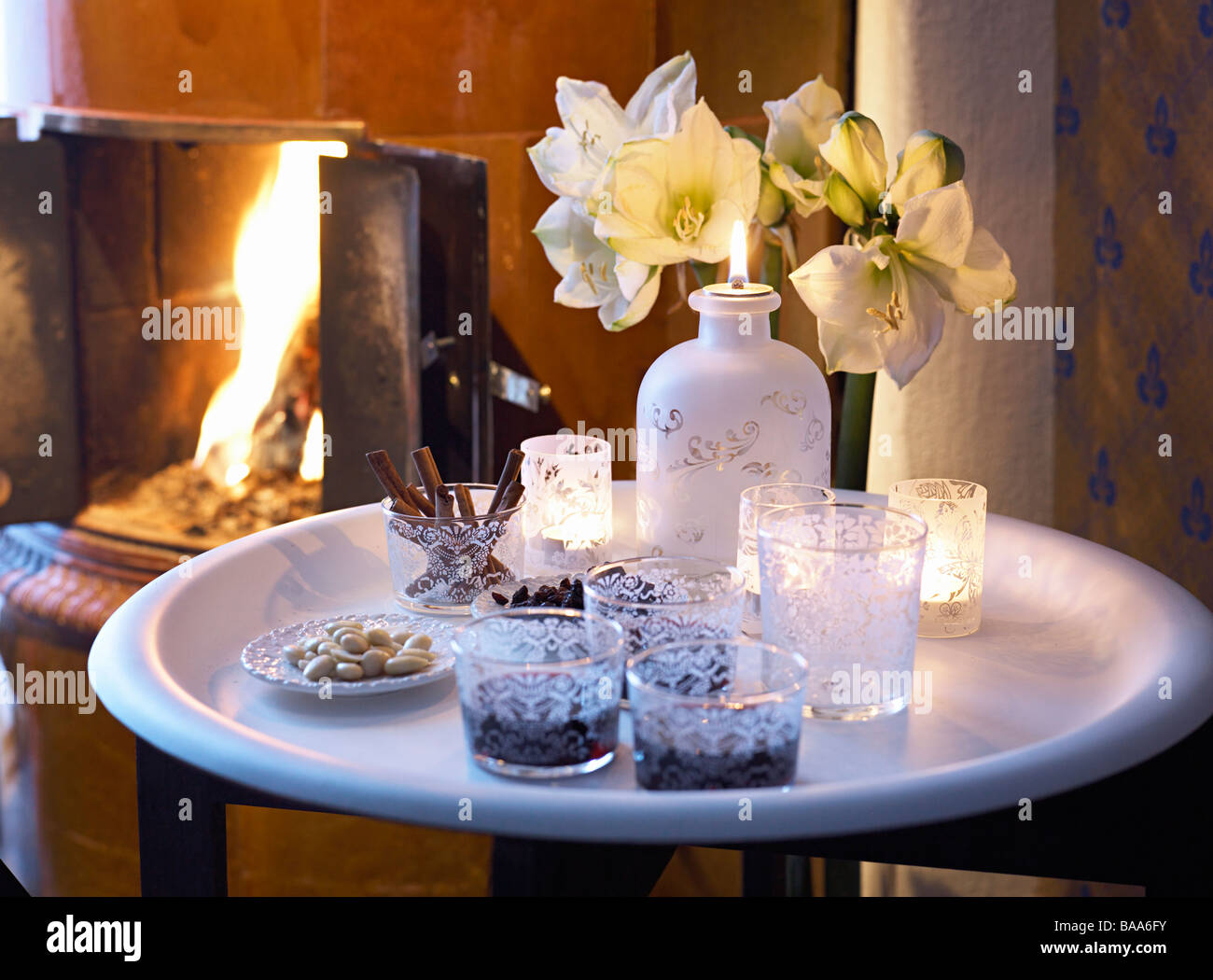 Una stufa di maiolica in un livingroom, Svezia. Foto Stock