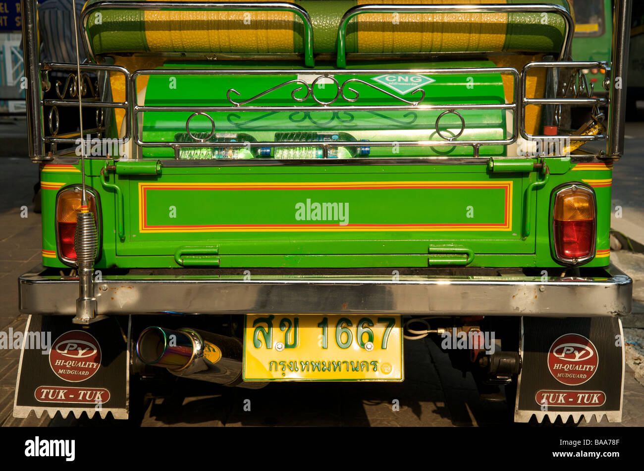 Chiusura del retro di un verde Tuk Tuk a Bangkok in Tailandia Foto Stock