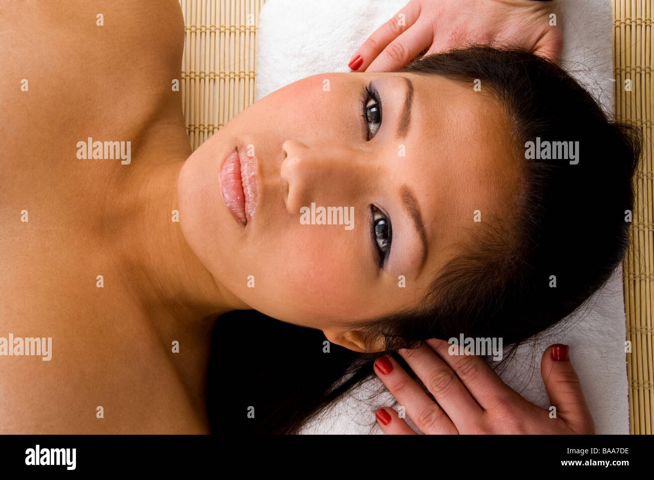 Ritratto di femmina adulta andando a prendere massaggi Foto Stock