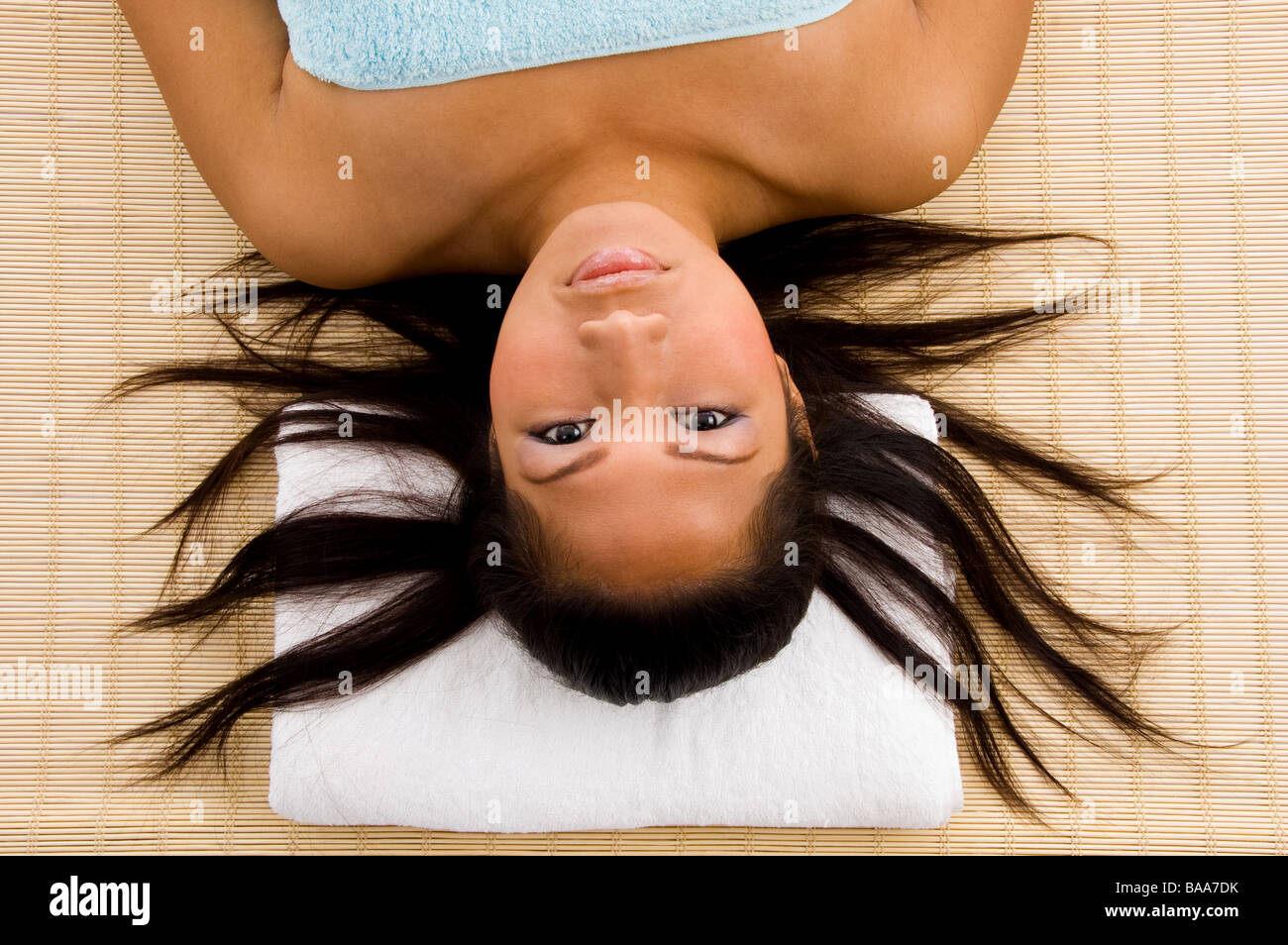 Giovani femmine andando a prendere massaggi in salone Foto Stock