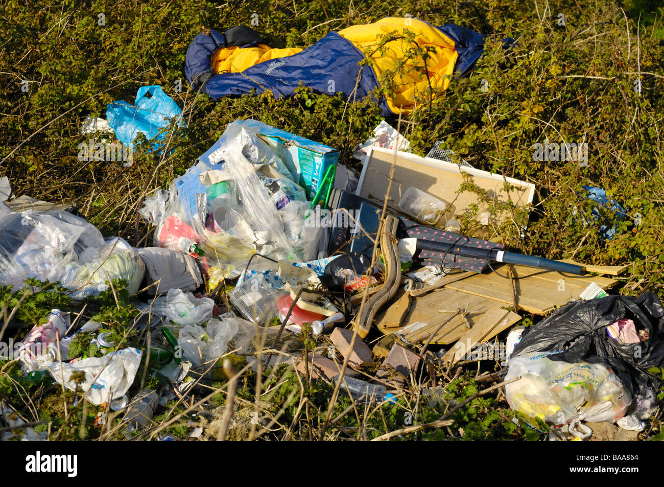 Volare con punta di spazzatura in campagna britannica Foto Stock