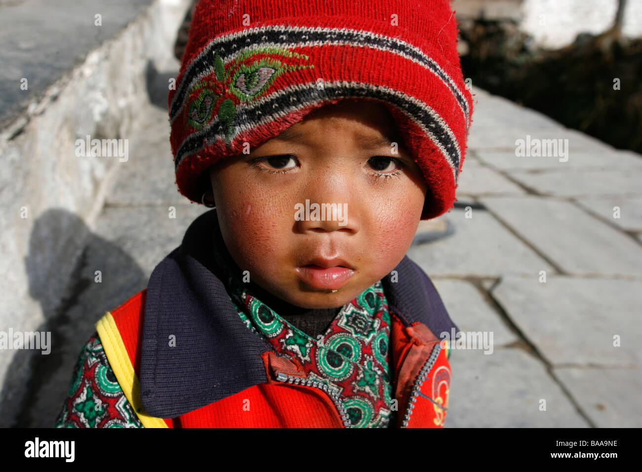 Marpha Nepal 31 marzo 2008 Giovane ragazzo nepalese la cui pelle è asciugato dalla fredda aria himalayano Foto Stock