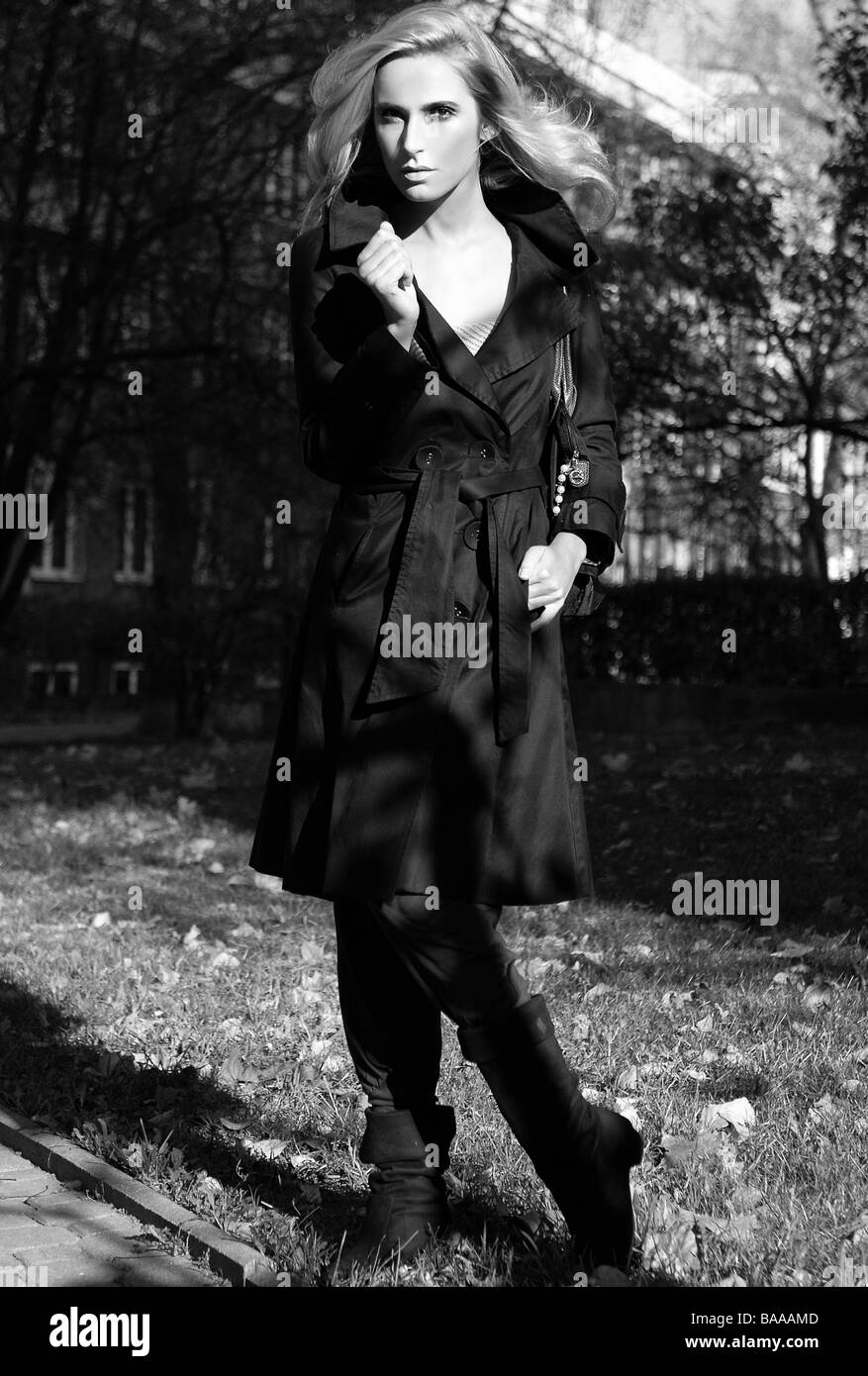 Giovane donna nel parco in autunno Foto Stock