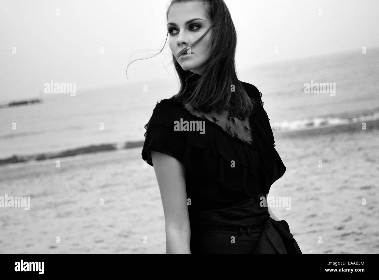 Giovane donna s ritratto al mare Foto Stock