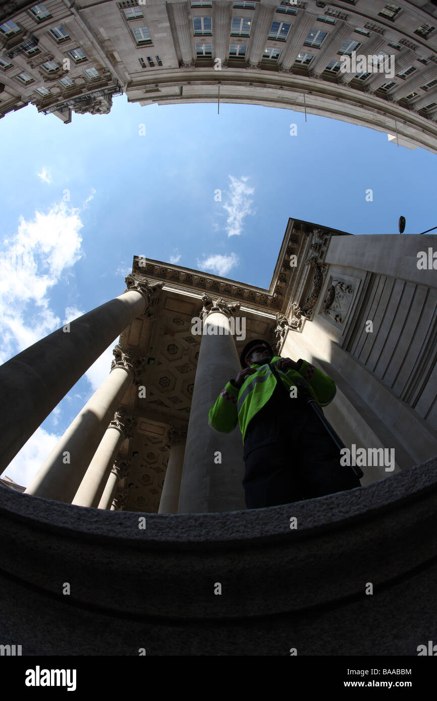 Poliziotto al di fuori della banca di Inghilterra al G20 di protesta Foto Stock