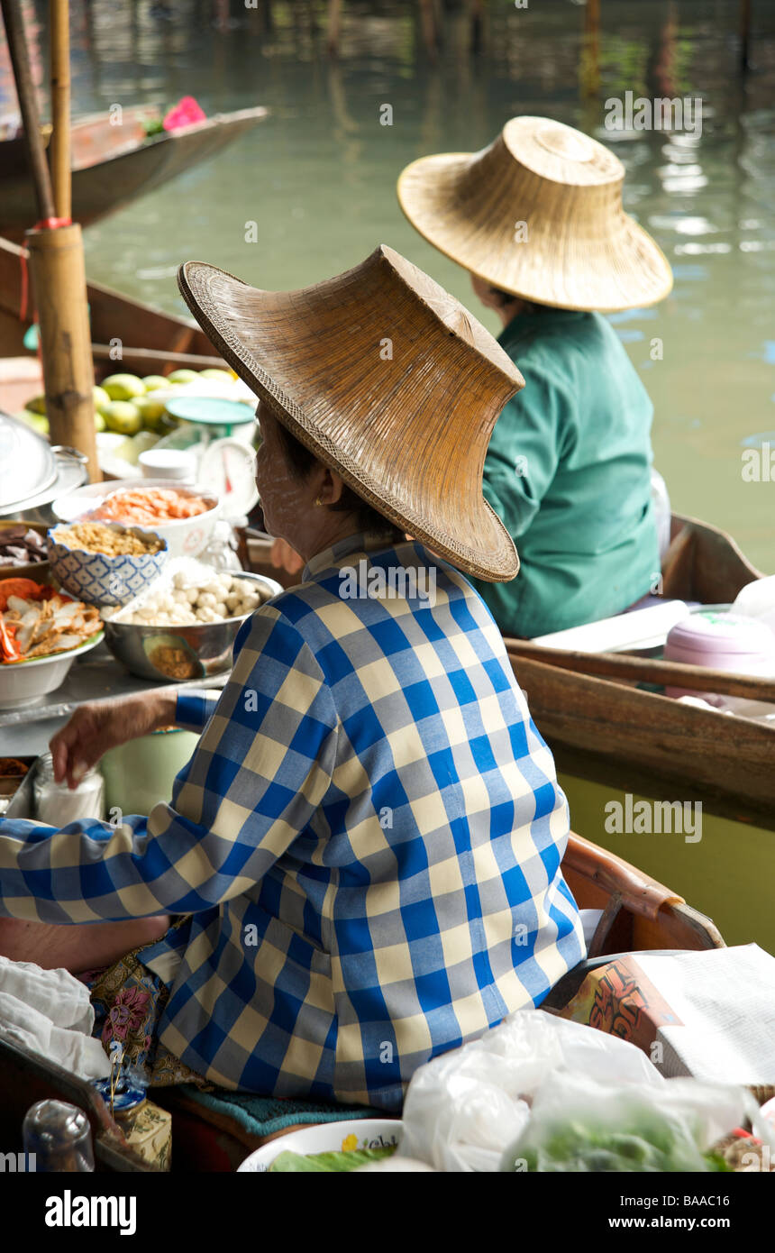 Il distintivo tailandese tradizionale cappelli indossati dai fornitori di mercato Mercato Galleggiante Bangkok in Thailandia Foto Stock