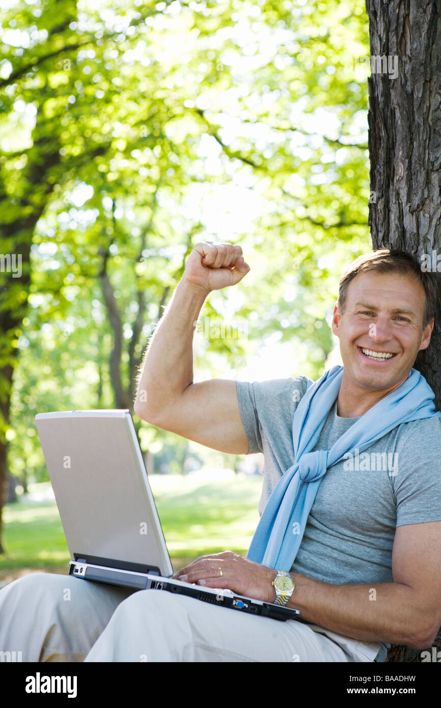 Un uomo con il suo computer portatile all'aperto, Stoccolma, Svezia. Foto Stock