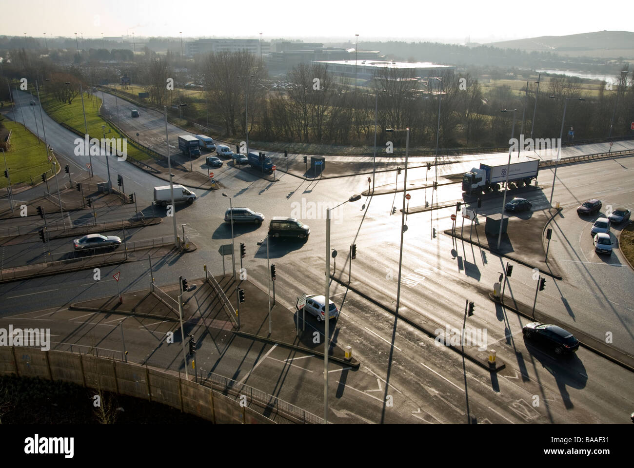 Il traffico lo svincolo incrocio con semaforo a Portsmouth Foto Stock