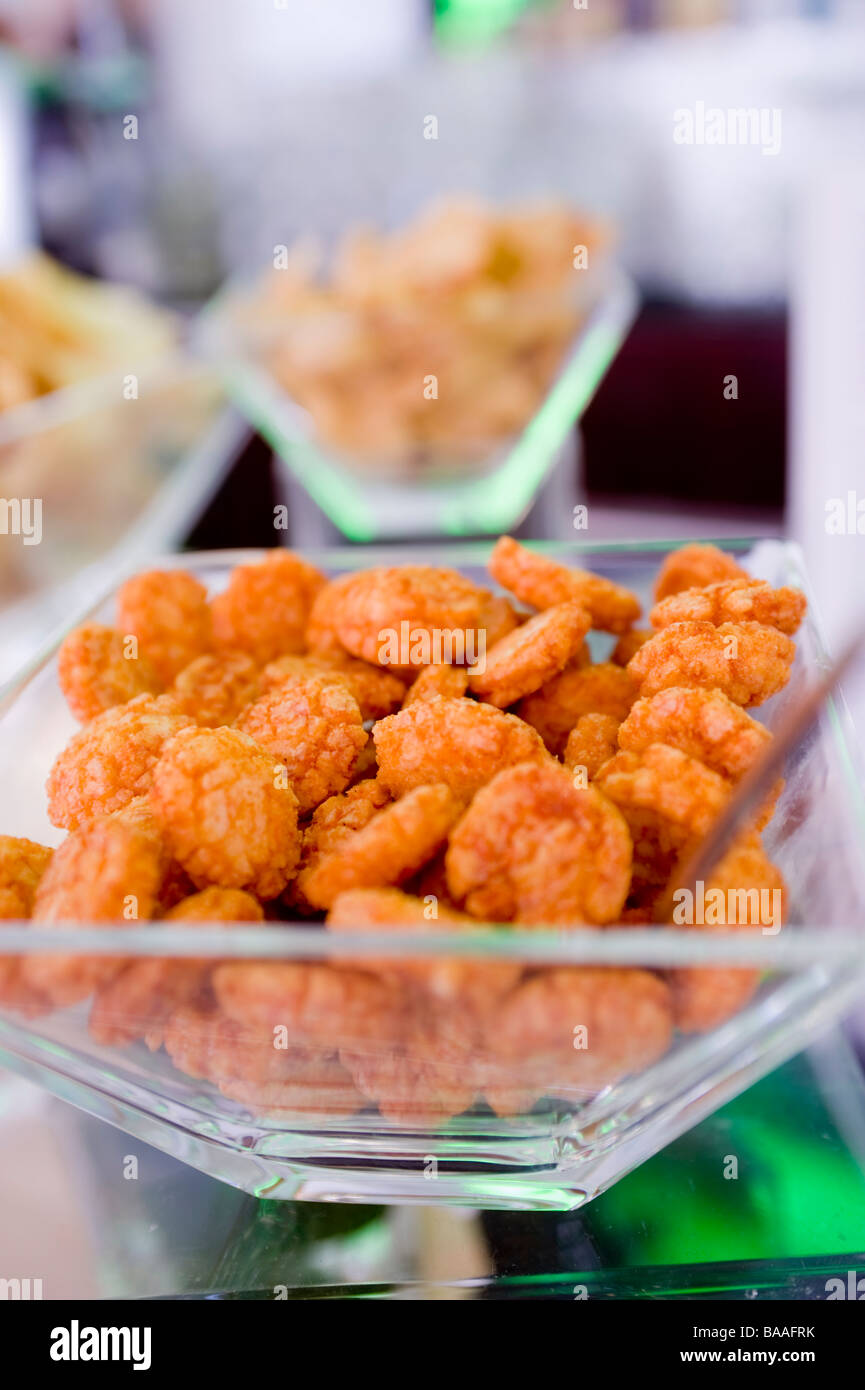 Snack salati in un elegante bar. Milano. L'Italia. Foto Stock