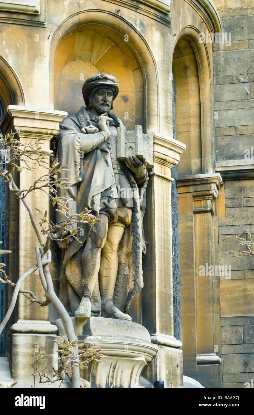 Cambridge, Inghilterra, Regno Unito. Gonville e Caius College - Tree Court. Statua di per sé nell'angolo nord-est Foto Stock