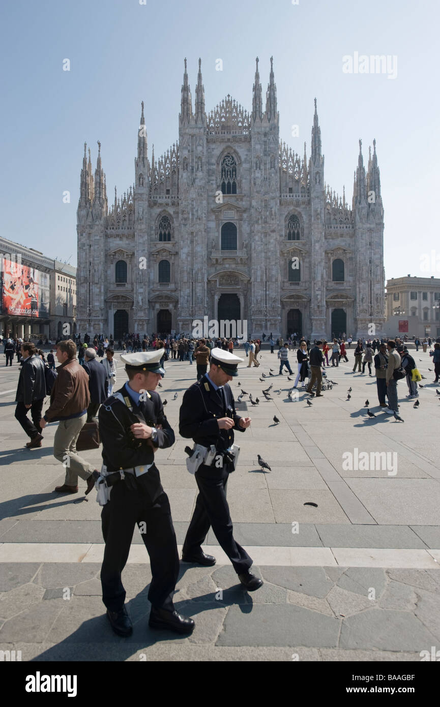 Due poliziotti italiani nella piazza del Duomo di Milano. L'Italia. Foto Stock