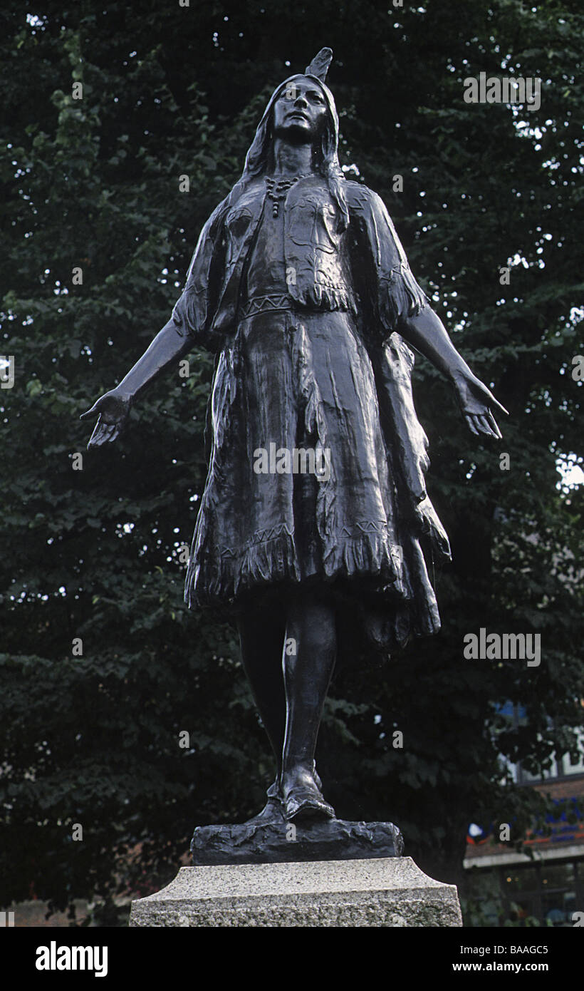 Statua commemora Pocahontas, in St George's sagrato, Gravesend Kent. Foto Stock