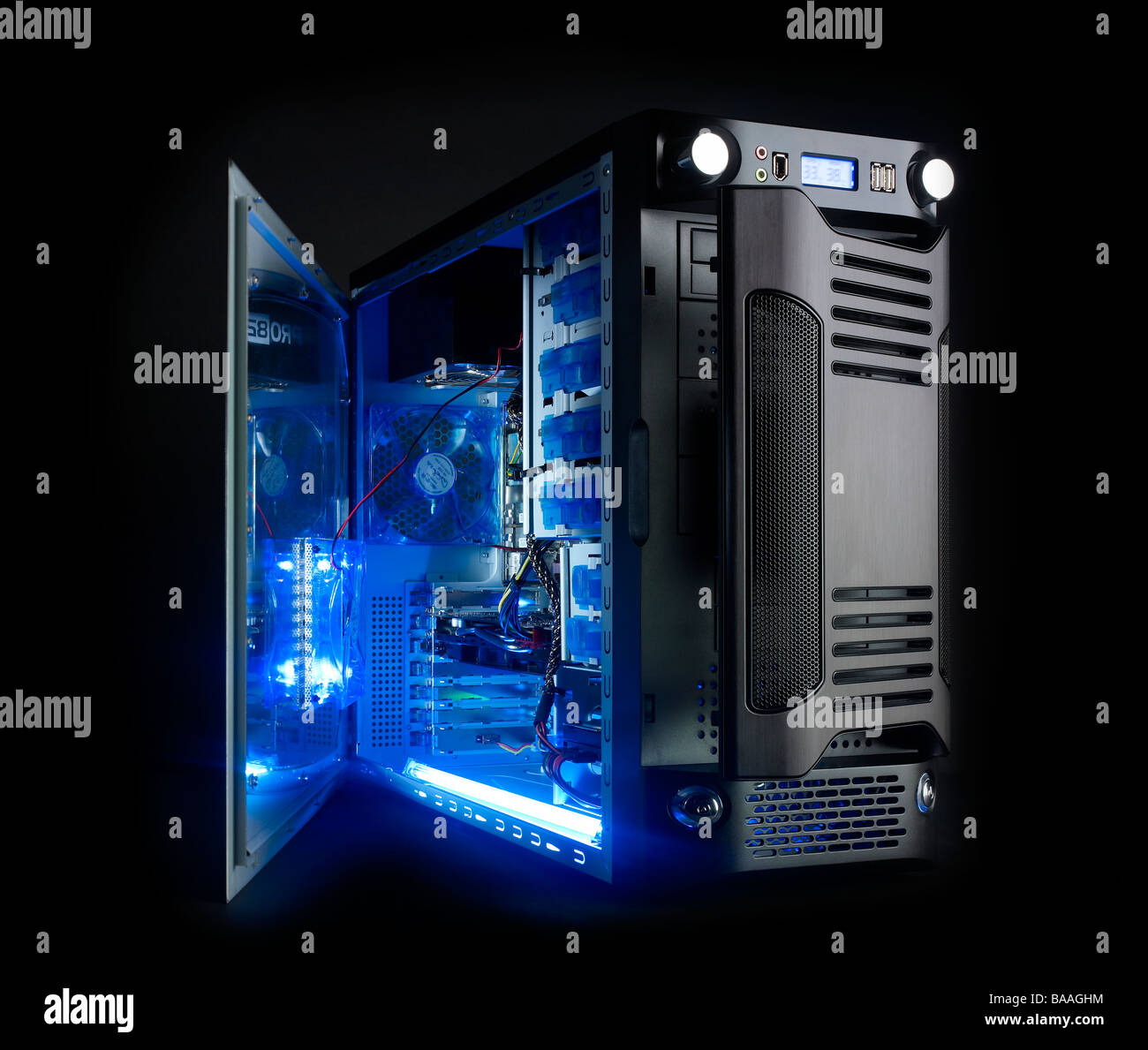 Computer a torre aperto con luci blu Foto Stock