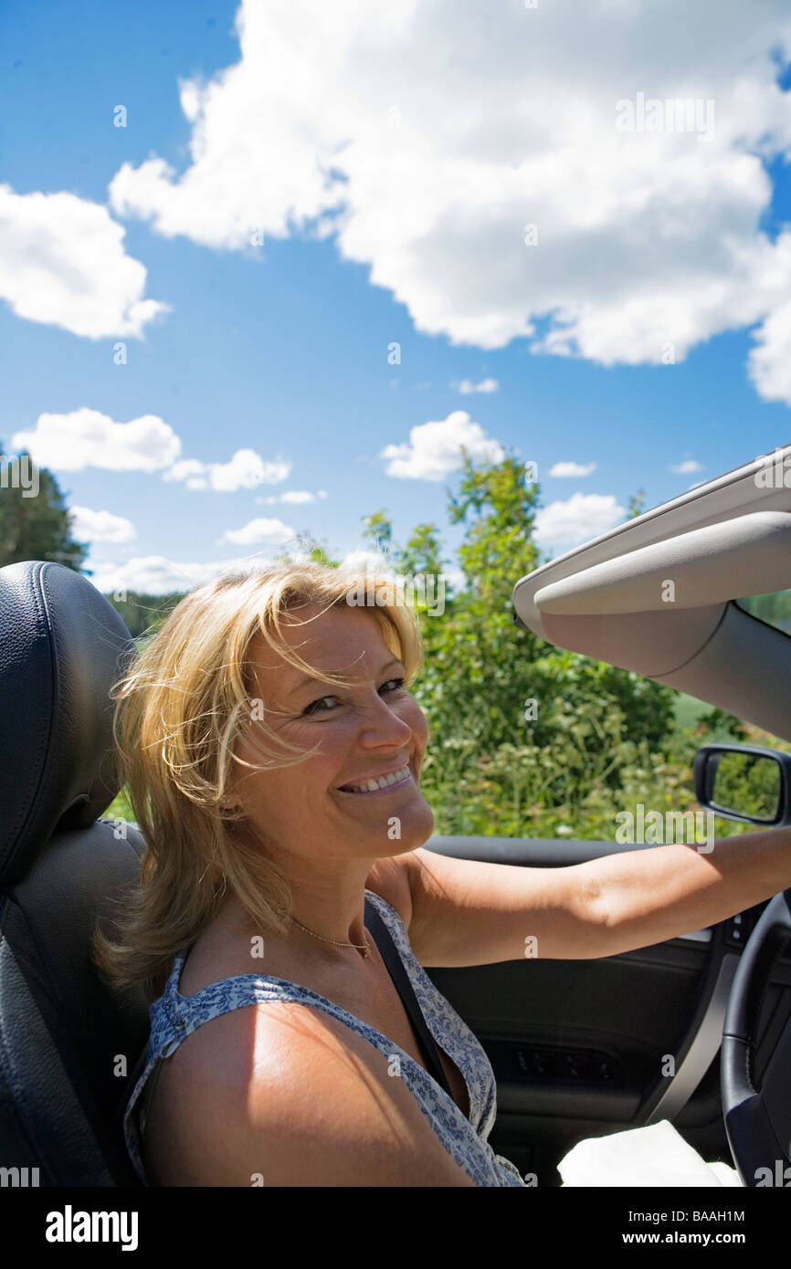 Una donna alla guida di una vettura, Svezia. Foto Stock