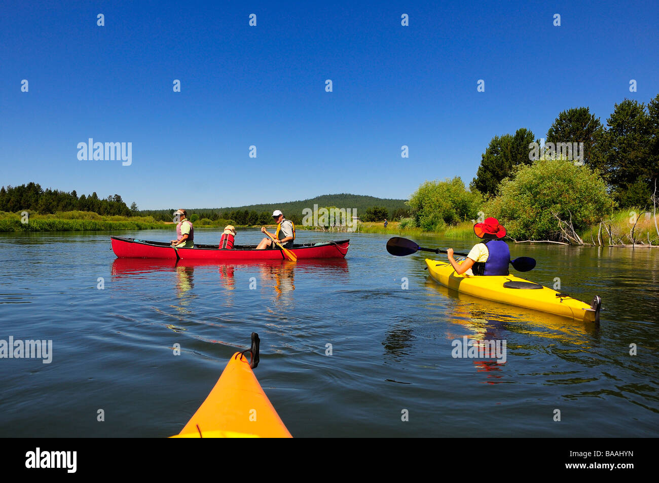 Persone fare kayak e canoa sul fiume. Foto Stock