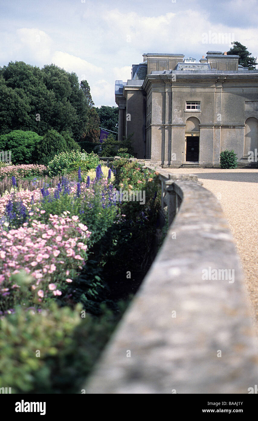 Ickworth, Suffolk, fine dell'ala est con bordo erbacee Foto Stock