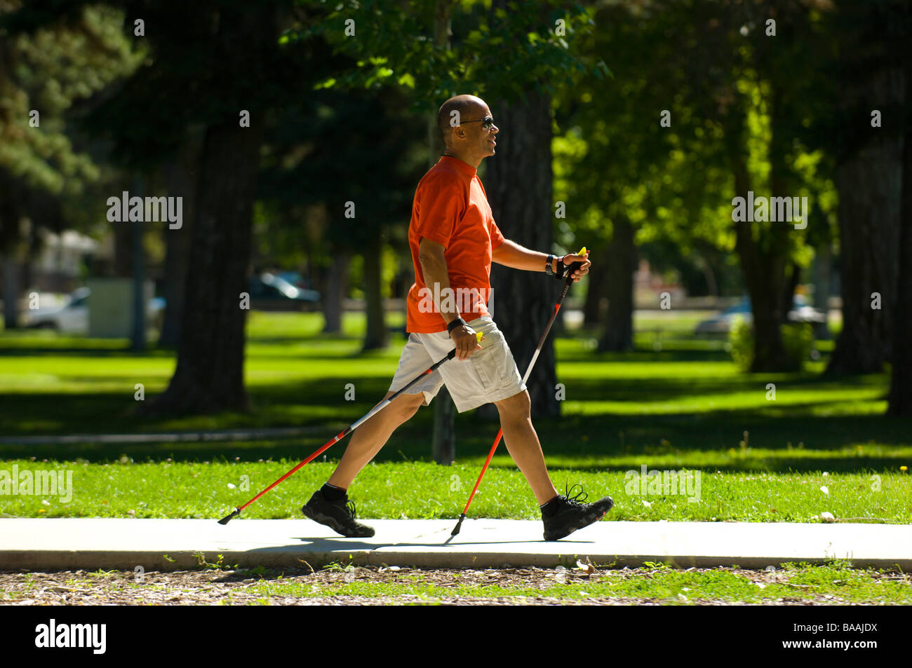 L'uomo nordic walking in Salt Lake City, Utah. Foto Stock