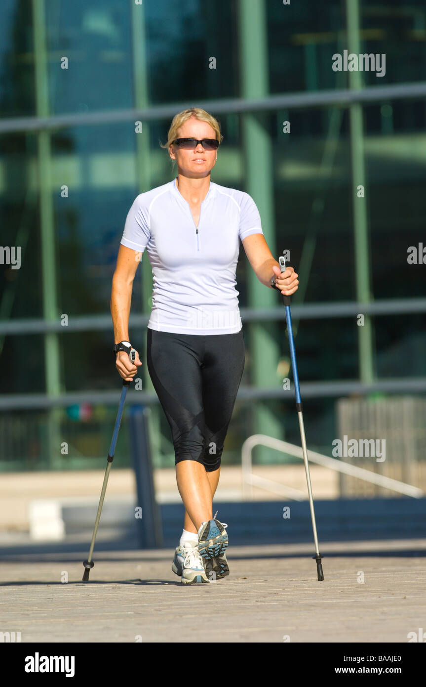 Donna nordic walking in Salt Lake City, Utah. Foto Stock
