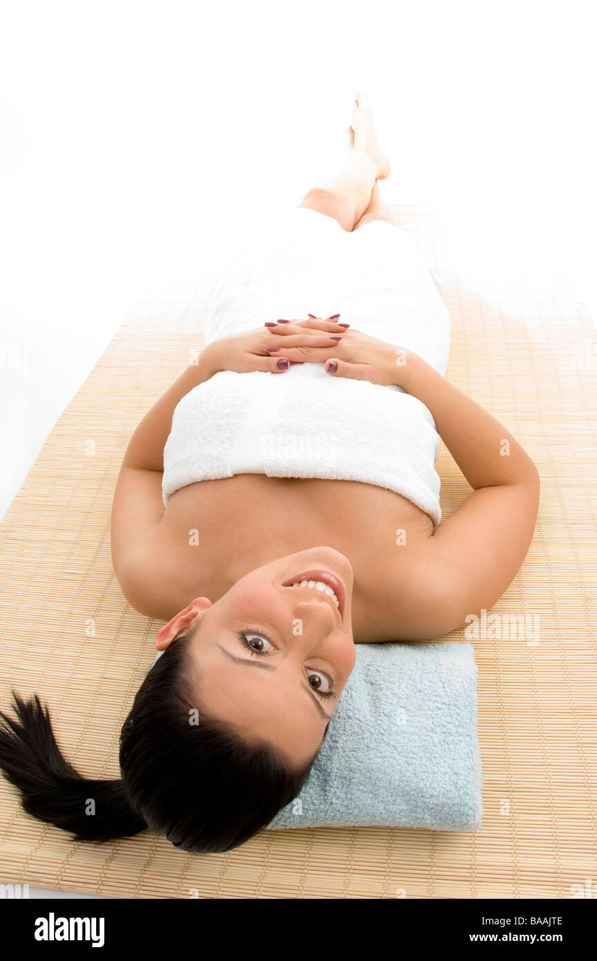 Elevato angolo di visione della donna posa andando a prendere massaggi Foto Stock