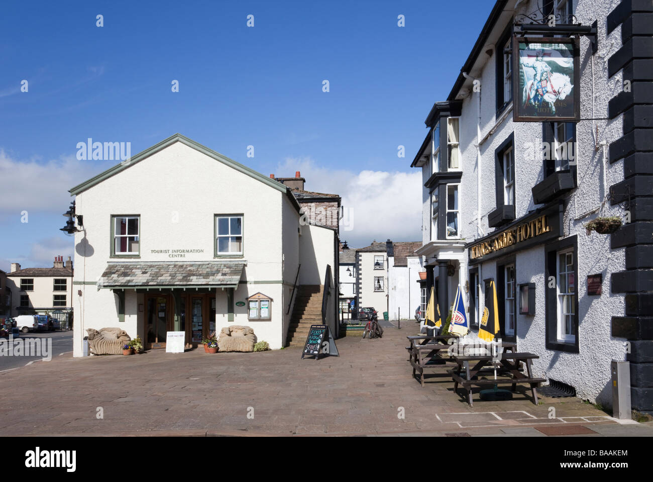 Kirkby Stephen Cumbria Inghilterra England Regno Unito un centro di informazioni turistiche e al centro di King Arms pub nel vecchio attraente cittadina mercato Foto Stock