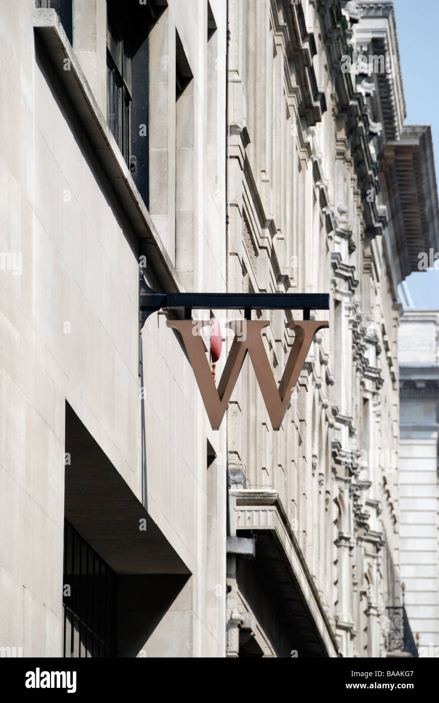 Grande segno W esterno libreria Waterstones Piccadilly Londra Foto Stock