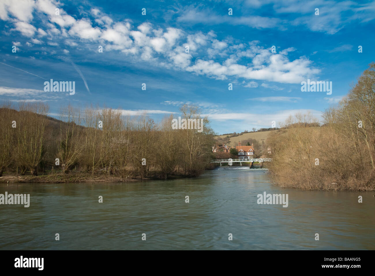 Il fiume Tamigi e Streatley weir dall'alzaia a Goring Oxfordshire Uk Foto Stock