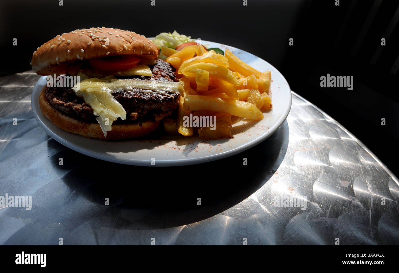Hamburger e patatine su una piastra bianca Foto Stock