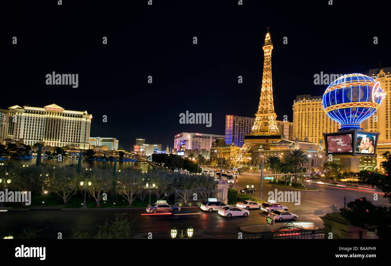 Las Vegas il Paris Hotel e Casino Di Notte spazio copia USA America Boulevard la striscia Skyline Foto Stock