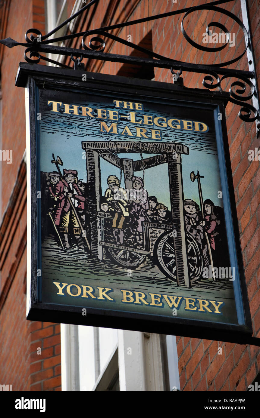 Le tre gambe Mare pub segno, High Petergate, York, England, Regno Unito Foto Stock