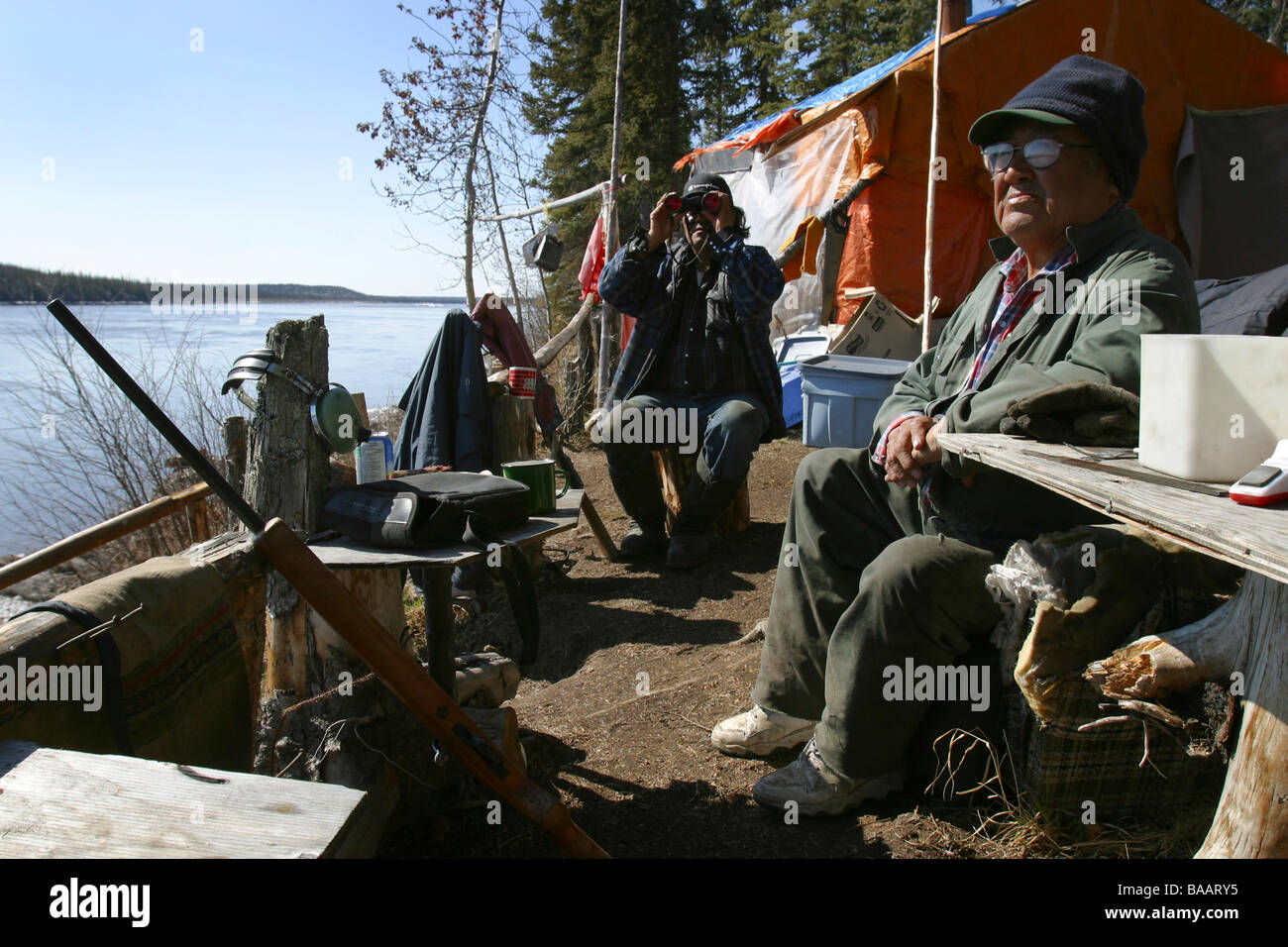 Le Prime Nazioni cacciatori cercare Porcupine Caribou Coffee Company dalle rive del fiume Porcupine vicino al Old Crow, Yukon Territory, Canada. Foto Stock
