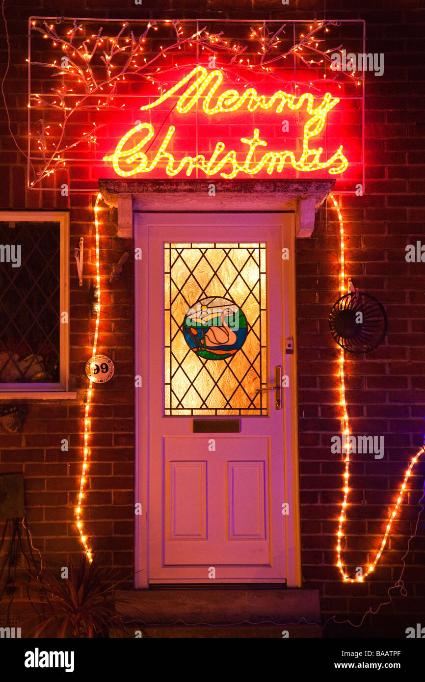Le luci di Natale sulla parte anteriore di una casa nel Suffolk, Regno Unito Foto Stock