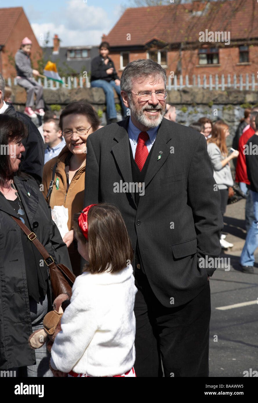 Sinn Fein presidente Gerry Adams e MEP Bairbre de Brun la Domenica di Pasqua prendere parte alla Pasqua Rising commemorazione Falls Road Foto Stock