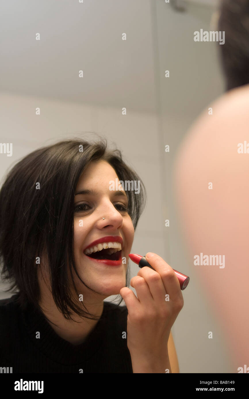 Giovane donna mettere la faccia su - Junge Frau schminkt sich Foto Stock