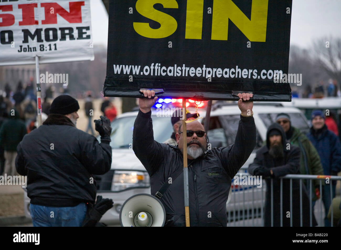 Anti aborto manifestanti lungo la strada principale per il concerto inaugurale tenutosi presso il Lincoln Memorial a Washington DC Foto Stock