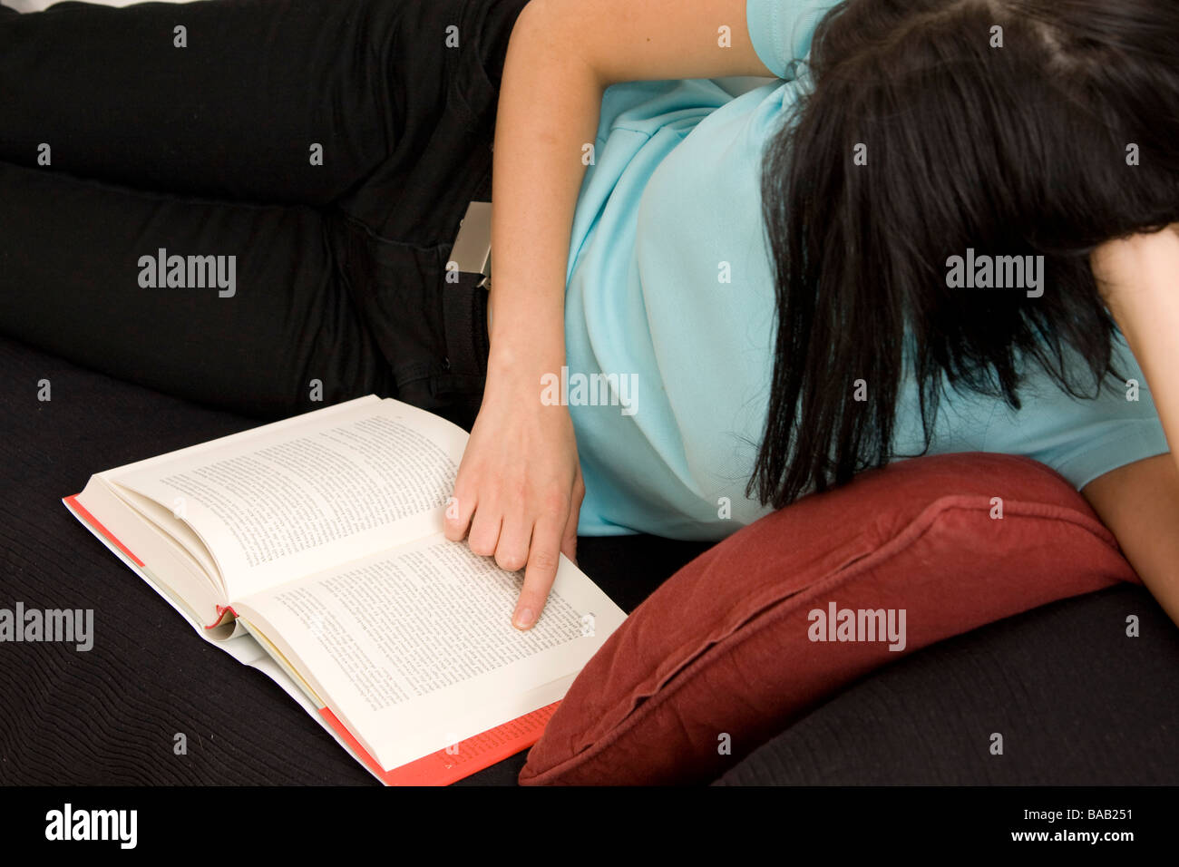 La donna la lettura di un libro - Frau liest ein Buch Foto Stock