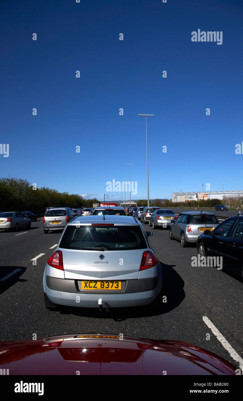 Ingorgo sull'autostrada M2 al di fuori di Belfast in Irlanda del nord su un bank holiday Foto Stock