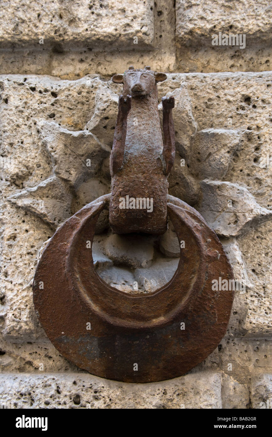 Decorativi in metallo anello di cavallo in un vicolo a Siena, Toscana, Italia. Foto Stock