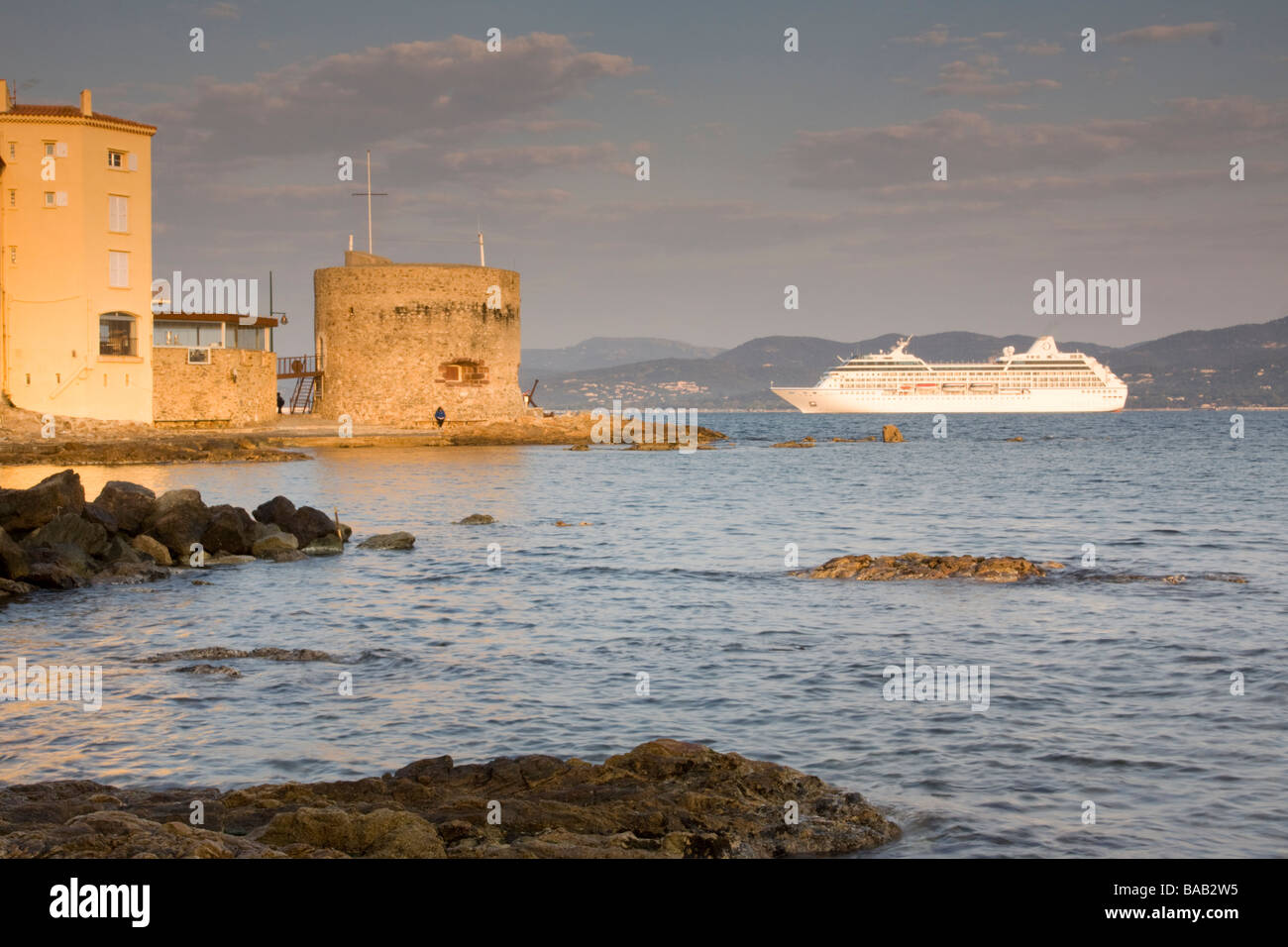 Nave da crociera in arrivo a St Tropez Cote-azzurra nel sud della Francia Foto Stock