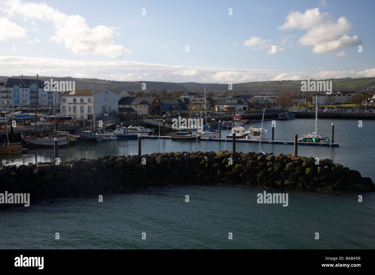 Vista della città di carrickfergus e porto da albert edward ad est del molo a carrickfergus harbour County Antrim Irlanda del Nord Foto Stock