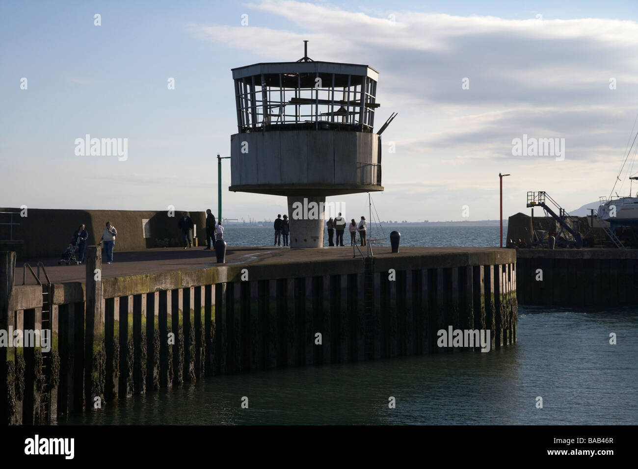 Ingresso a carrickfergus harbour con la ex radio torre di controllo ora abbandonata ma con piani per il ripristino Foto Stock